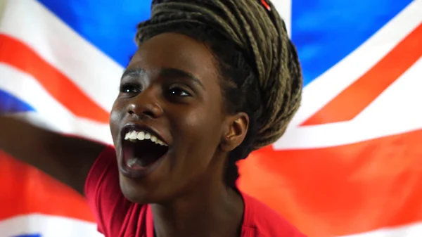 Uk junge schwarze Frau feiert mit uk Flagge — Stockfoto