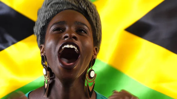 Jamaicano jovem mulher negra comemorando com bandeira da Jamaica — Fotografia de Stock