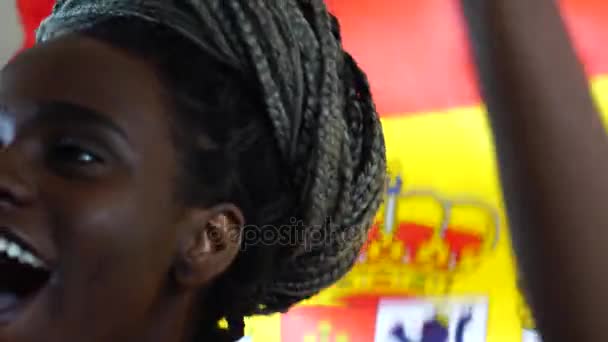 Испанская молодая чернокожая женщина празднует с флагом Испании — стоковое видео