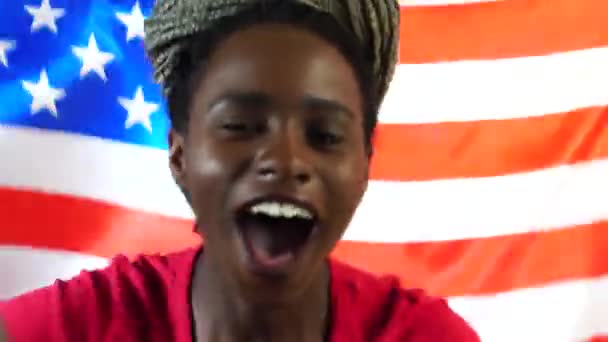 Mujer Negra Joven Americana Celebrando con Bandera de USA — Vídeos de Stock