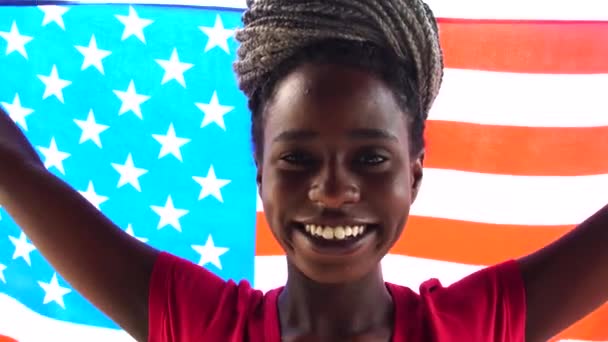 美国年轻黑人女人与美国国旗庆祝 — 图库视频影像