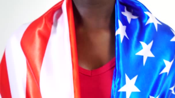 Jovem mulher negra americana comemorando com bandeira dos EUA — Vídeo de Stock