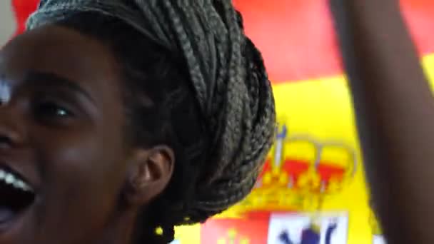 Mujer negra joven española celebrando con bandera de España — Vídeo de stock