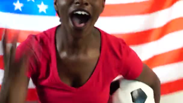 Американская молодая чернокожая женщина празднует с флагом США — стоковое видео