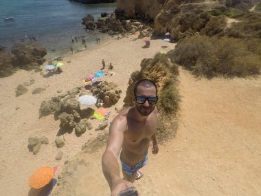 Algarve, Portekiz bir plajda bir selfie alarak adam