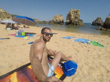 Algarve, Portekiz bir plajda bir selfie alarak adam