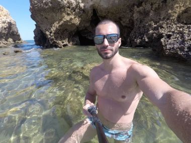 Algarve, Portekiz bir plajda bir selfie alarak adam