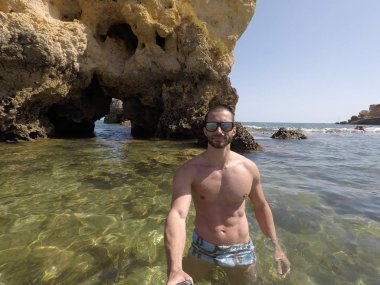 Algarve, Portekiz bir plajda bir selfie alarak adam
