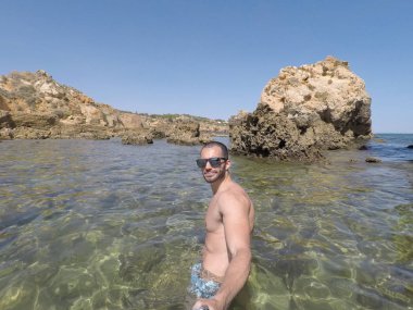 Algarve, Portekiz bir plajda bir selfie alarak adam