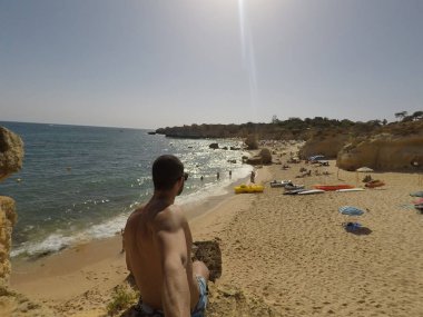 Algarve, Portekiz Beach'de bir adam görünümü