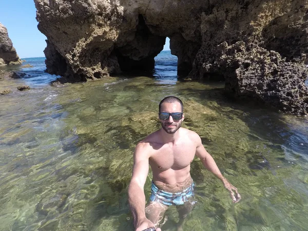 Algarve, 포르투갈에에서 있는 해변에 있는 selfie를 복용 하는 사람 — 스톡 사진