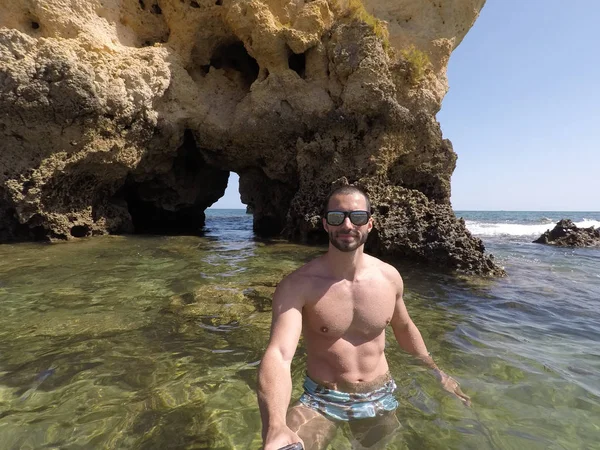 Algarve, Portekiz bir plajda bir selfie alarak adam