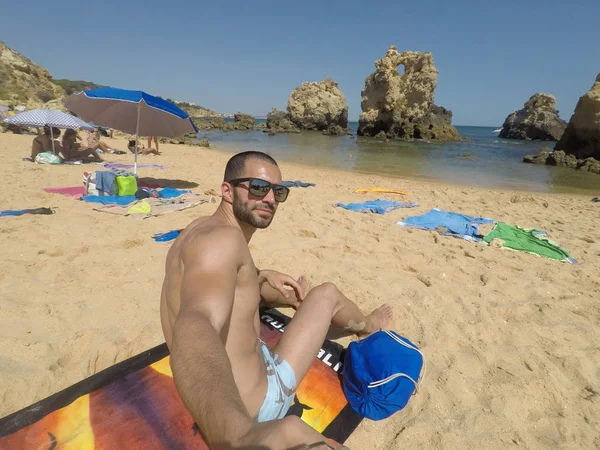 Algarve, Portekiz bir plajda bir selfie alarak adam