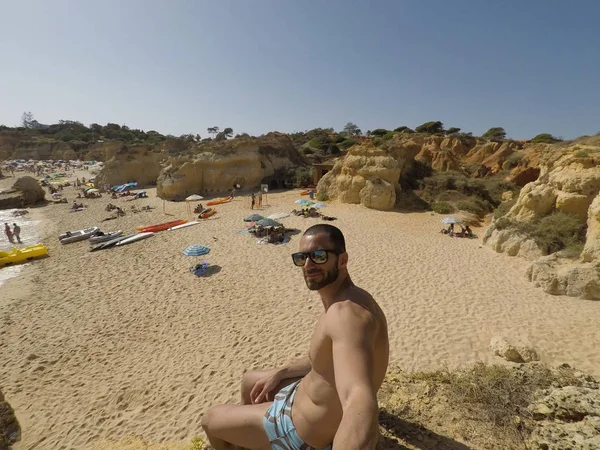 Algarve, Portekiz bir plajda bir selfie alarak adam
