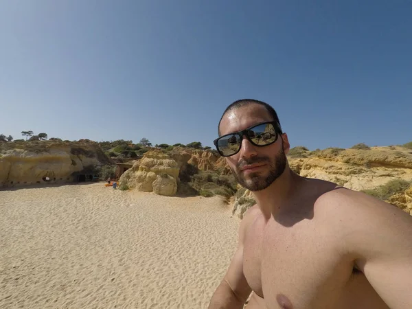 Algarve, 포르투갈에에서 있는 해변에 있는 selfie를 복용 하는 사람 — 스톡 사진