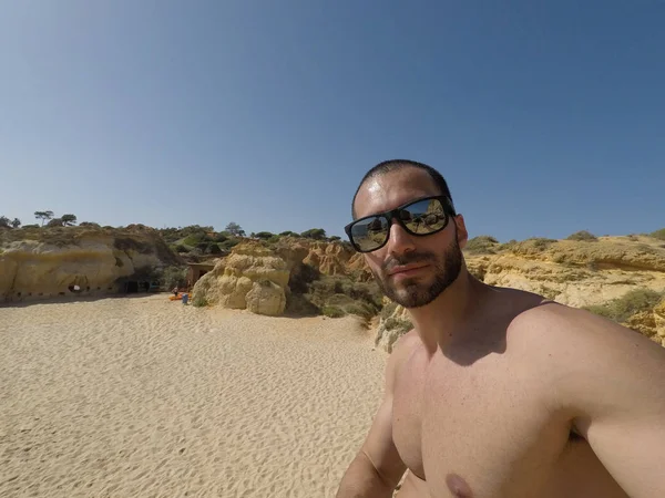 Algarve, Portekiz bir plajda bir selfie alarak adam