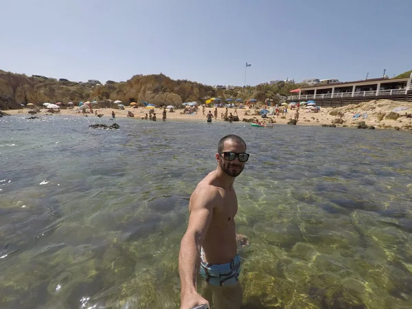 Algarve, Portekiz bir plajda bir selfie alarak adam