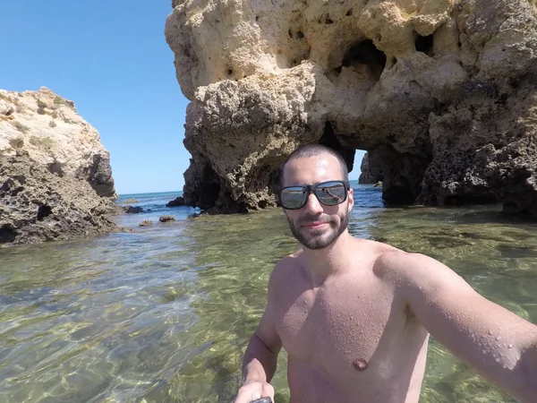 Algarve, 포르투갈에에서 있는 해변에 있는 selfie를 복용 하는 사람 — 스톡 사진