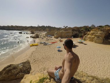 Algarve, Portekiz bir plajda bir selfie alarak adam