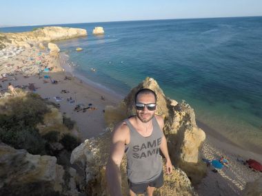Algarve, Portekiz bir plajda bir selfie alarak adam