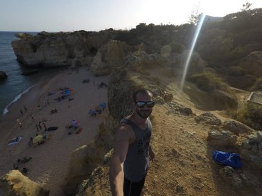 Algarve, Portekiz bir plajda bir selfie alarak adam
