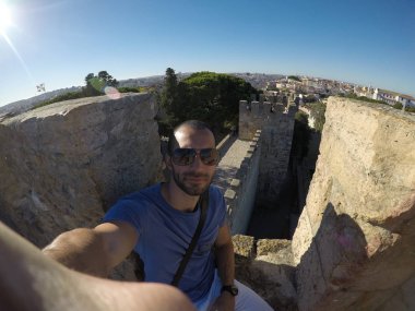 Adam bir Selfie alarak Alfama, Lisbon, Portekiz