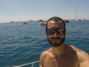 Amalfi Coast, İtalya'da bir Selfie alarak adam