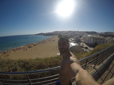 Adam Fransa Fransız Riviera'sında bir Selfie alarak