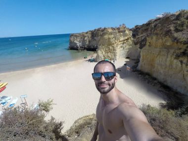 Algarve, Portekiz bir plajda bir selfie alarak adam