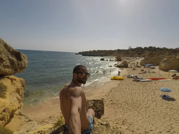 Algarve, Portekiz bir plajda bir selfie alarak adam
