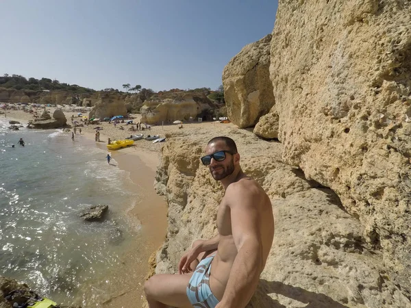 Algarve, 포르투갈의 한 해변에서 한 남자의 보기 — 스톡 사진