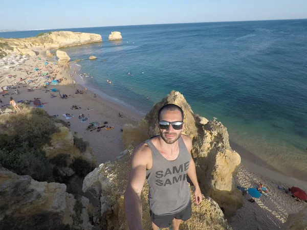Algarve, Portekiz bir plajda bir selfie alarak adam