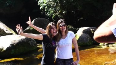 Şelale üzerinde Ilhabela, Sao Paulo, Brezilya bir selfie alarak kız