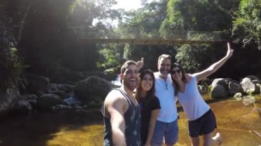 Şelale üzerinde Ilhabela, Sao Paulo, Brezilya bir selfie alarak aile