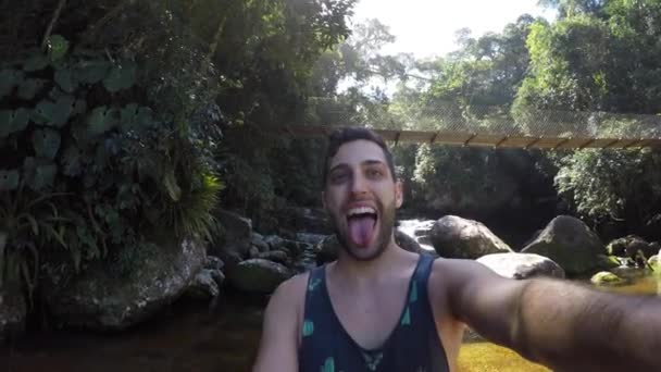 Chlap s selfie na vodopád na ostrově Ilhabela, Sao Paulo, Brazílie — Stock video