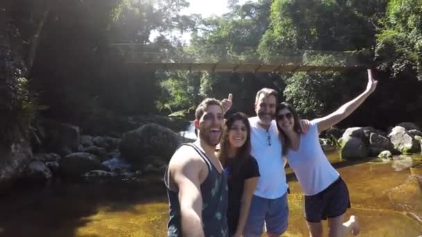 Familie die een selfie op waterval op Ilhabela, Sao Paulo, Brazilië — Stockvideo