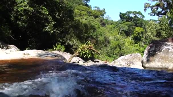 Wodospad na Ilhabela, Sao Paulo, Brazylia — Wideo stockowe