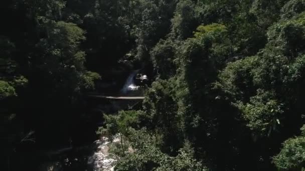 Cascada en Ilhabela, Sao Paulo, Brasil — Vídeos de Stock