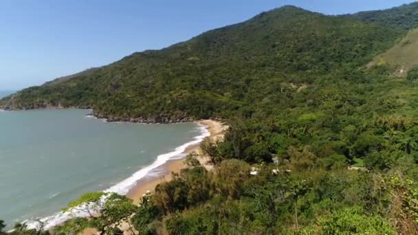 Volando sobre la playa de Jabaquara en Ilhabela, Brasil — Vídeos de Stock