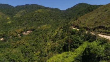 Dağlarda yol üzerinde uçan
