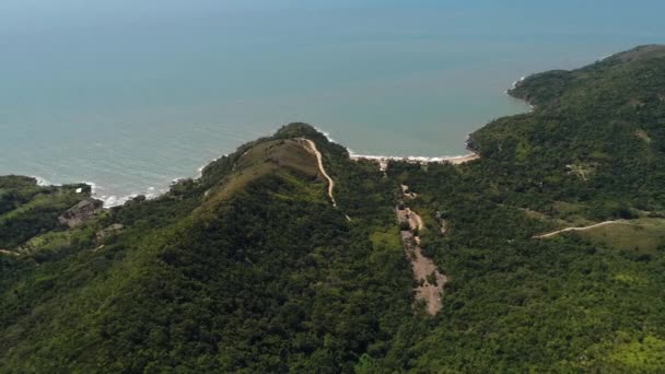 Voando sobre a praia de Jabaquara em Ilhabela, Brasil — Vídeo de Stock