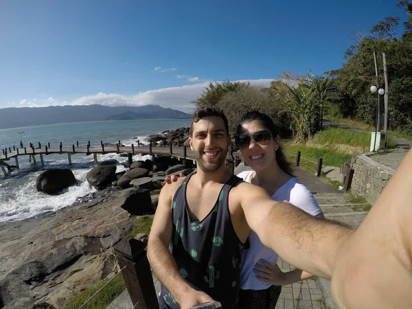 이사벨라, 상파울루, 브라질에에서 있는 selfie를 복용 하는 커플 — 스톡 사진