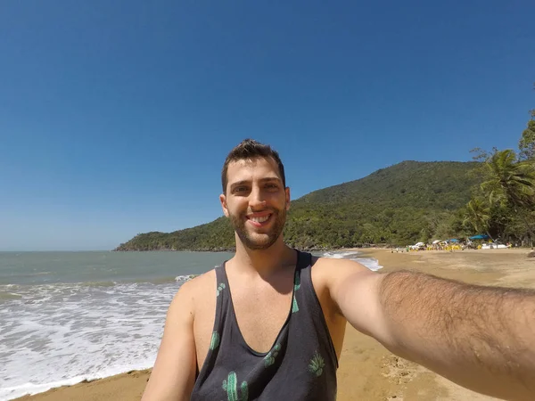 Ilhabela, Sao Paulo, Brezilya bir plajda bir selfie alarak adam