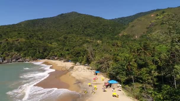 Volando sobre la playa de Jabaquara en Ilhabela, Brasil — Vídeo de stock