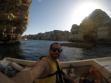 Adam alarak bir Selfie bir tekne içinde seyahat Algarve, Portekiz