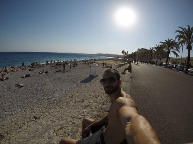 Genç Traveller Fransa Fransız Riviera'sında bir Selfie alarak