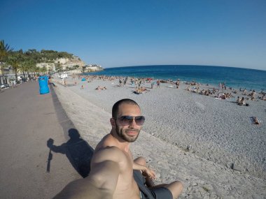 Genç Traveller Fransa Fransız Riviera'sında bir Selfie alarak