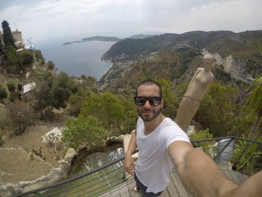 Erkek Ravello, İtalya'da bir selfie alarak