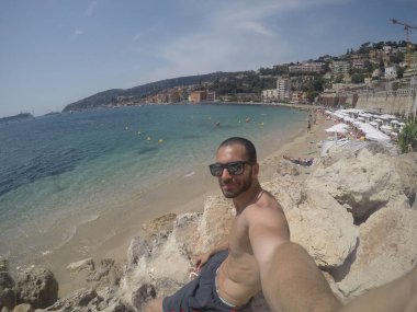 Genç Traveller Fransa Fransız Riviera'sında bir Selfie alarak
