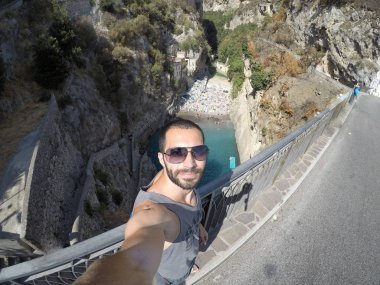 Adam bir selfie alarak Fiordo di Furore Beach, Amalfi Coast, İtalya